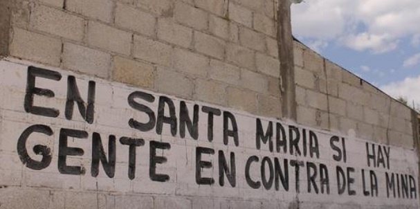 Indígenas de Puebla protestan frente a SCJN en contra de mineras canadienses